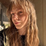 Telegram profile photo for L'étrangère🎴