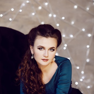 Telegram profile photo for ZHUKOVAofficial: взгляд из-за рояля.