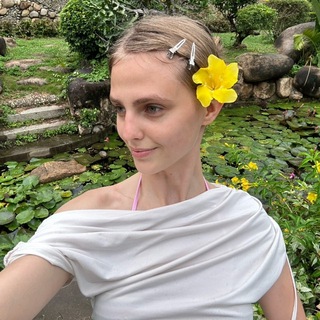 Telegram profile photo for L'étrangère🎴
