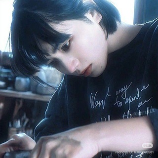 Telegram profile photo for solo guitarist.