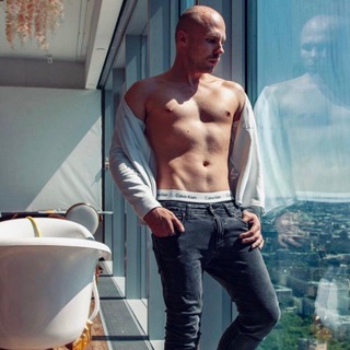Telegram profile photo for 🎬 ГЕНИЙ ЗА КАДРОМ